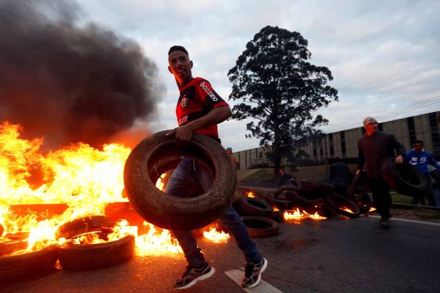Manifestantes do Movimento dos Trabalhadores dos Sem-Teto (MTST) ateiam fogo em pneus para bloquear rodovia durante protesto contra Michel Temer em São Paulo - 02/08/2017 Manifestantes do Movimento dos Trabalhadores dos Sem-Teto (MTST) ateiam fogo em pneus para bloquear rodovia durante protesto contra Michel Temer em São Paulo - 02/08/2017
