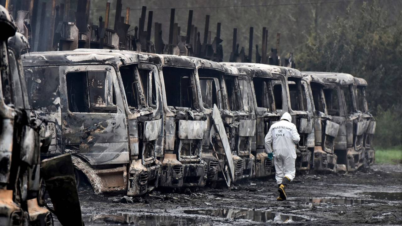 Caminhões incendiados em San José de La Mariquina, no Chile - 28/08/2017