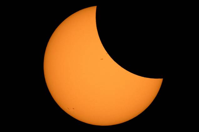 <p style="text-align:justify;">O primeiro eclipse do ano observável aqui no Brasil está previsto para 15 de fevereiro e deve ser visível em algumas cidades do sul do país, segundo estimativas do Observatório do Valongo, da Universidade Federal do Rio de Janeiro (UFRJ). Ele será um eclipse parcial do Sol (quando o astro fica parcialmente encoberto pela sombra da Lua, formando uma meia lua luminosa no céu), que também poderá ser visto na Antártica e no resto da América do Sul, especialmente no Chile e na Argentina. Outros fenômenos desse tipo devem ocorrer em 13 de julho, observável apenas na Austrália e em parte da Antártica, e em 11 de agosto, visível no extremo norte do Canadá e da Rússia, na Escandinávia e no oeste da China.</p><p style="text-align:justify;">Dos eclipses lunares, o destaque é para o eclipse parcial da Lua (quando o satélite fica apenas parcialmente encoberto pela sombra da Terra) que está previsto para 27 de julho e poderá ser visto em todo o território nacional. Em outras partes do globo, como África, Ásia e sul da Europa, o fenômeno será total. Outro eclipse lunar também está previsto para 31 de janeiro na Oceania, América do Norte, Rússia e China, mas não poderá ser visto no Brasil.</p><p style="text-align:justify;">Para acompanhar esses fenômenos, é importante atentar para as recomendações dos astrônomos. Eclipses lunares podem ser observados a olho nu – porém, eclipses solares precisam de uma proteção especial. Caso contrário, podem comprometer a visão do observador. As opções são importar um filtro astronômico (que não é comercializado no Brasil) ou comprar uma máscara de solda de tonalidade 14. Óculos, binóculos ou telescópios comuns não devem ser utilizados com essa finalidade, pois são instrumentos que concentram os raios solares e podem causar prejuízos sérios à visão. Também não se devem utilizar chapas de raios-X ou filmes fotográficos como proteção.</p> <p style="text-align:justify;">O primeiro eclipse do ano observável aqui no Brasil está previsto para 15 de fevereiro e deve ser visível em algumas cidades do sul do país, segundo estimativas do Observatório do Valongo, da Universidade Federal do Rio de Janeiro (UFRJ). Ele será um eclipse parcial do Sol (quando o astro fica parcialmente encoberto pela sombra da Lua, formando uma meia lua luminosa no céu), que também poderá ser visto na Antártica e no resto da América do Sul, especialmente no Chile e na Argentina. Outros fenômenos desse tipo devem ocorrer em 13 de julho, observável apenas na Austrália e em parte da Antártica, e em 11 de agosto, visível no extremo norte do Canadá e da Rússia, na Escandinávia e no oeste da China.</p><p style="text-align:justify;">Dos eclipses lunares, o destaque é para o eclipse parcial da Lua (quando o satélite fica apenas parcialmente encoberto pela sombra da Terra) que está previsto para 27 de julho e poderá ser visto em todo o território nacional. Em outras partes do globo, como África, Ásia e sul da Europa, o fenômeno será total. Outro eclipse lunar também está previsto para 31 de janeiro na Oceania, América do Norte, Rússia e China, mas não poderá ser visto no Brasil.</p><p style="text-align:justify;">Para acompanhar esses fenômenos, é importante atentar para as recomendações dos astrônomos. Eclipses lunares podem ser observados a olho nu – porém, eclipses solares precisam de uma proteção especial. Caso contrário, podem comprometer a visão do observador. As opções são importar um filtro astronômico (que não é comercializado no Brasil) ou comprar uma máscara de solda de tonalidade 14. Óculos, binóculos ou telescópios comuns não devem ser utilizados com essa finalidade, pois são instrumentos que concentram os raios solares e podem causar prejuízos sérios à visão. Também não se devem utilizar chapas de raios-X ou filmes fotográficos como proteção.</p>