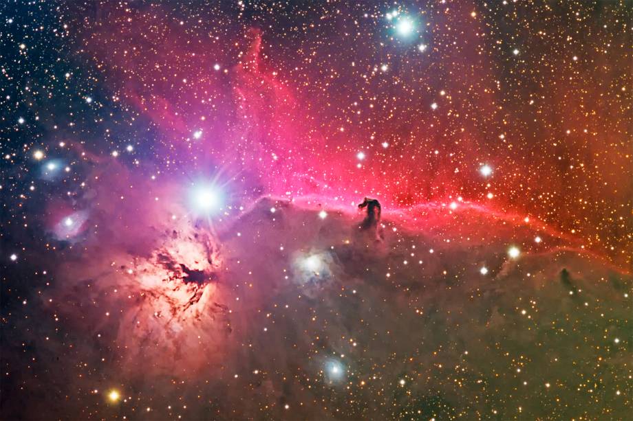 A Nebulosa da Chama (NGC2024), localizada na constelação de Orion, pode ser vista em sua explosão de luzes no canto inferior esquerdo da foto, enquanto a Nebulosa do Cavalo (B33), uma nuvem de poeira opaca, aparece contra o fundo vermelho