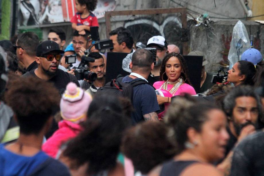 Anitta usa biquini de fita isolante durante gravação de clipe com direção de Terry Richardson no Vidigal (RJ)