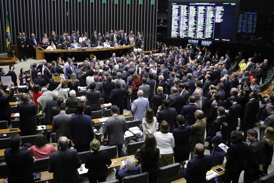 Deputado Wladimir Costa (SD-PA) provoca tumulto com pixuleco durante discussão da denúncia contra Michel Temer na Câmara - 02/08/2017