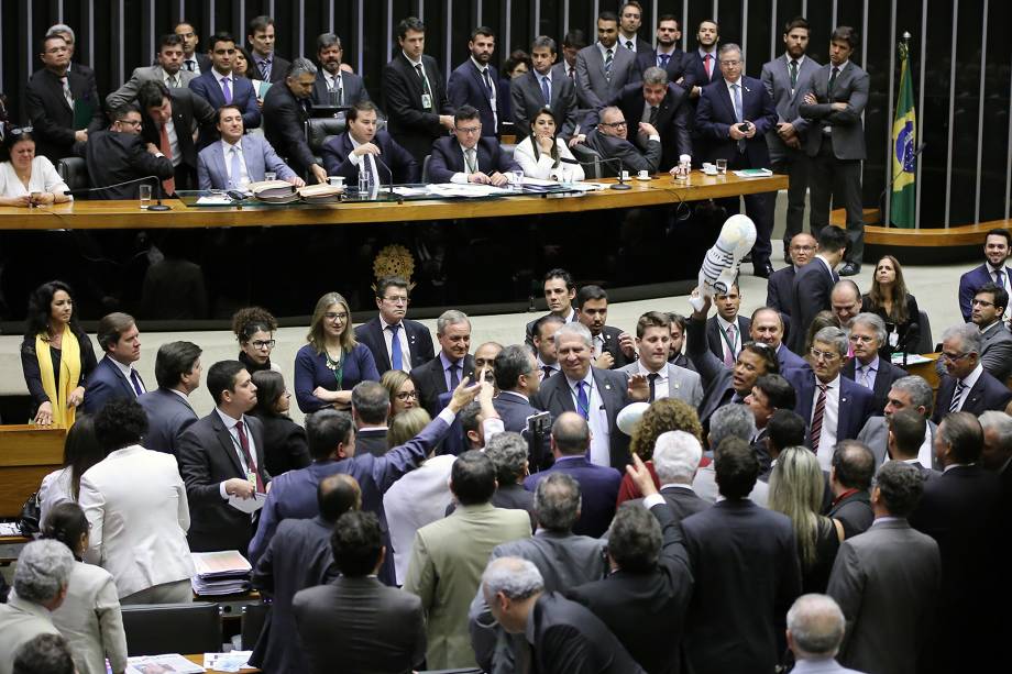 Deputado Wladimir Costa (SD-PA) provoca tumulto com pixuleco durante discussão da denúncia contra Michel Temer na Câmara - 02/08/2017