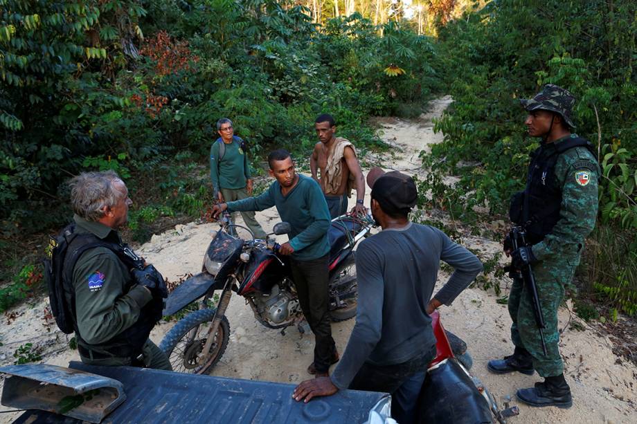 Agentes do Ibama abordam homens em um acampamento ilegal, durante 'Operação Onda Verde' contra desmatamento em Apuí, no Amazonas