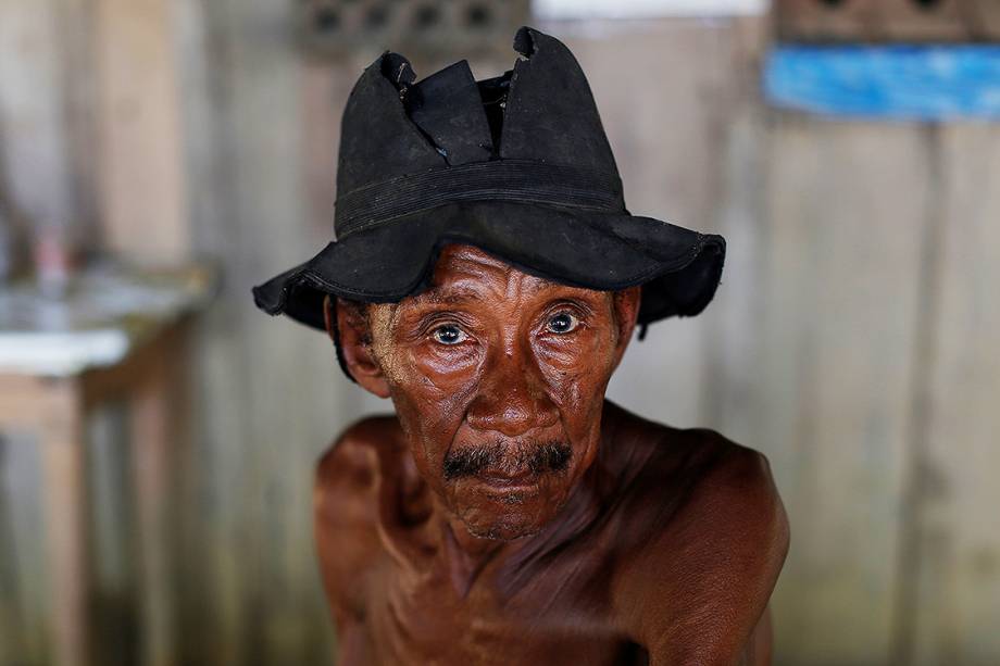 Mineiro em um acampamento ilegal, durante 'Operação Onda Verde' contra desmatamento em Apuí, no Amazonas