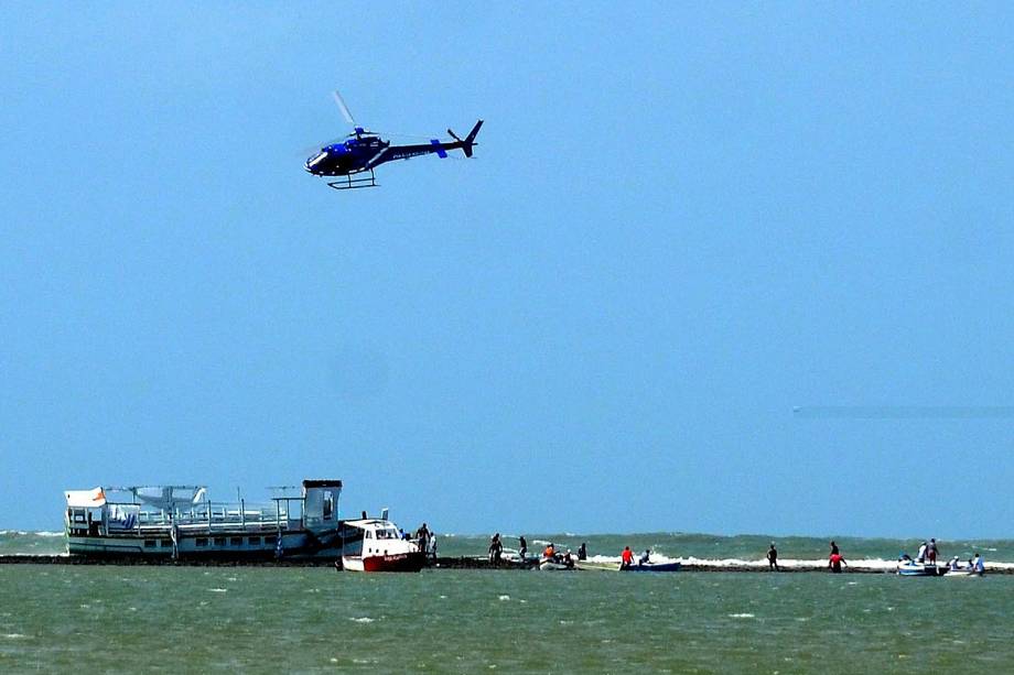 Uma lancha que fazia a travessia de Mar Grande a Salvador com 129 pessoas a bordo virou nesta manhã na Baía de Todos-os-Santos - 24/08/2017