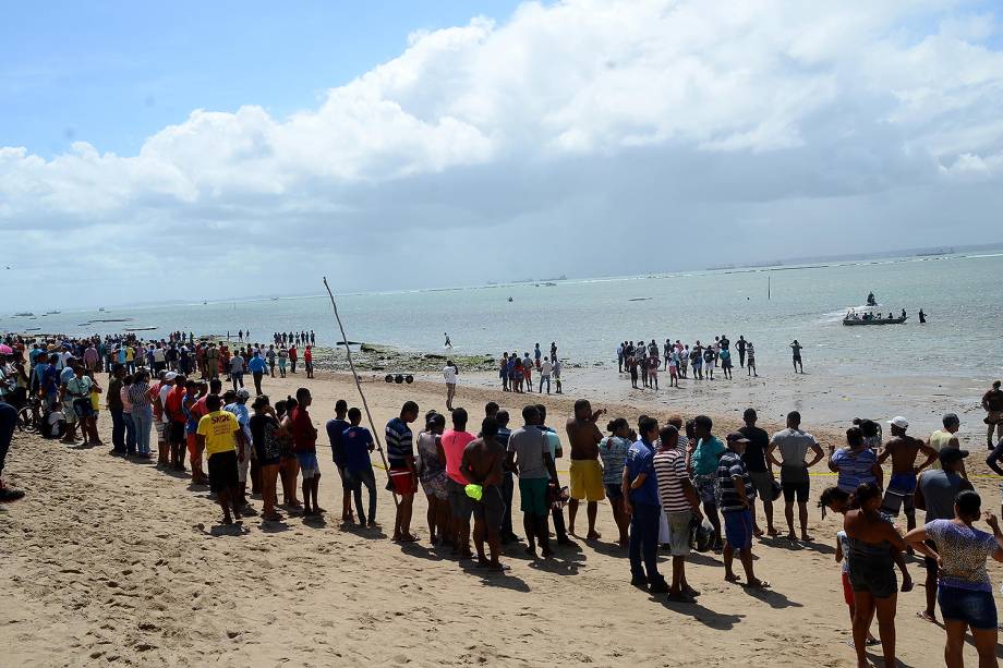 Uma lancha que fazia a travessia de Mar Grande a Salvador com 129 pessoas a bordo virou nesta manhã na Baía de Todos-os-Santos - 24/08/2017