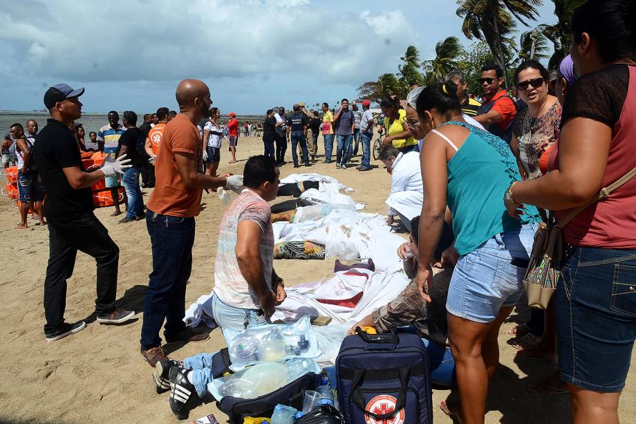 Uma lancha que fazia a travessia de Mar Grande a Salvador com 129 pessoas a bordo virou nesta manhã na Baía de Todos-os-Santos - 24/08/2017