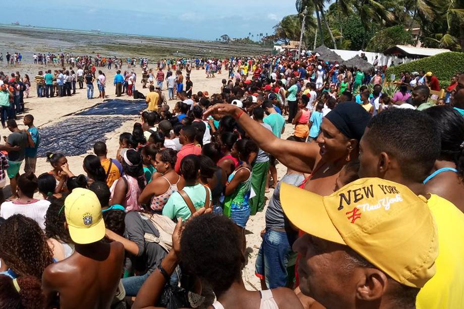 Uma lancha que fazia a travessia de Mar Grande a Salvador com 129 pessoas a bordo virou nesta manhã na Baía de Todos-os-Santos - 24/08/2017