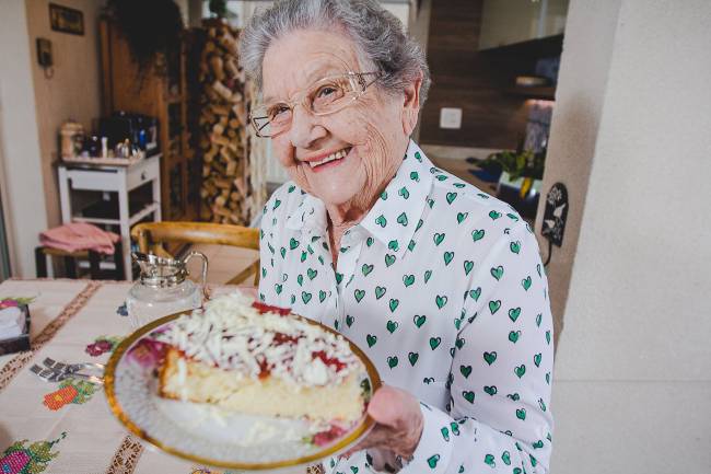 Morre Palmirinha, apresentadora e cozinheira