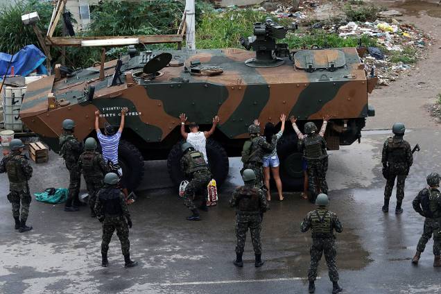 As Forças Armadas e as polícias realizam operação em sete comunidades da Zona Norte do Rio de Janeiro (RJ). O objetivo da ação conjunta é prender 14 traficantes, além de armas e drogas. Durante a operação, foram apreendidas drogas, máquinas caça-níqueis e uma pistola - 21/08/2017 As Forças Armadas e as polícias realizam operação em sete comunidades da Zona Norte do Rio de Janeiro (RJ). O objetivo da ação conjunta é prender 14 traficantes, além de armas e drogas. Durante a operação, foram apreendidas drogas, máquinas caça-níqueis e uma pistola - 21/08/2017
