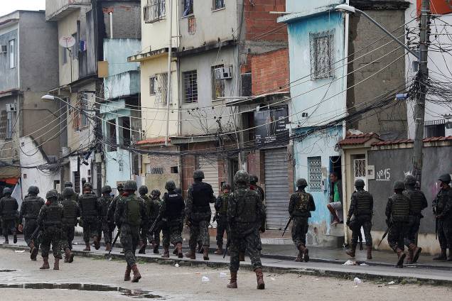 As Forças Armadas e as polícias realizam operação em sete comunidades da Zona Norte do Rio de Janeiro (RJ). O objetivo da ação conjunta é prender 14 traficantes, além de armas e drogas. Durante a operação, foram apreendidas drogas, máquinas caça-níqueis e uma pistola - 21/08/2017 As Forças Armadas e as polícias realizam operação em sete comunidades da Zona Norte do Rio de Janeiro (RJ). O objetivo da ação conjunta é prender 14 traficantes, além de armas e drogas. Durante a operação, foram apreendidas drogas, máquinas caça-níqueis e uma pistola - 21/08/2017