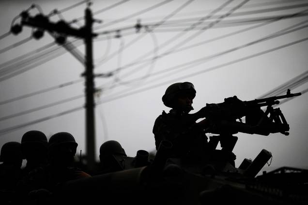 As Forças Armadas e as polícias realizam operação em sete comunidades da Zona Norte do Rio de Janeiro (RJ). Há homens da Polícia Civil, Militar e Federal e das tropas federais nas favelas de Manguinhos, Bandeira Dois, Jacarezinho, Parque Arará, Mandela e Condomínio Morar Carioca e Alemão - 21/08/2017 As Forças Armadas e as polícias realizam operação em sete comunidades da Zona Norte do Rio de Janeiro (RJ). Há homens da Polícia Civil, Militar e Federal e das tropas federais nas favelas de Manguinhos, Bandeira Dois, Jacarezinho, Parque Arará, Mandela e Condomínio Morar Carioca e Alemão - 21/08/2017
