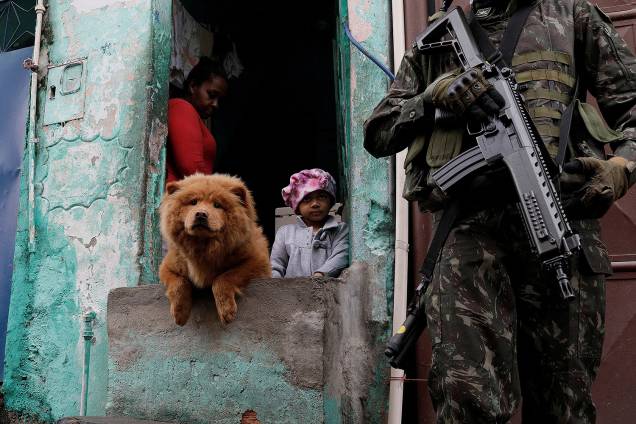 As Forças Armadas e as polícias realizam operação em sete comunidades da Zona Norte do Rio de Janeiro (RJ). Há homens da Polícia Civil, Militar e Federal e das tropas federais nas favelas de Manguinhos, Bandeira Dois, Jacarezinho, Parque Arará, Mandela e Condomínio Morar Carioca e Alemão - 21/08/2017 As Forças Armadas e as polícias realizam operação em sete comunidades da Zona Norte do Rio de Janeiro (RJ). Há homens da Polícia Civil, Militar e Federal e das tropas federais nas favelas de Manguinhos, Bandeira Dois, Jacarezinho, Parque Arará, Mandela e Condomínio Morar Carioca e Alemão - 21/08/2017