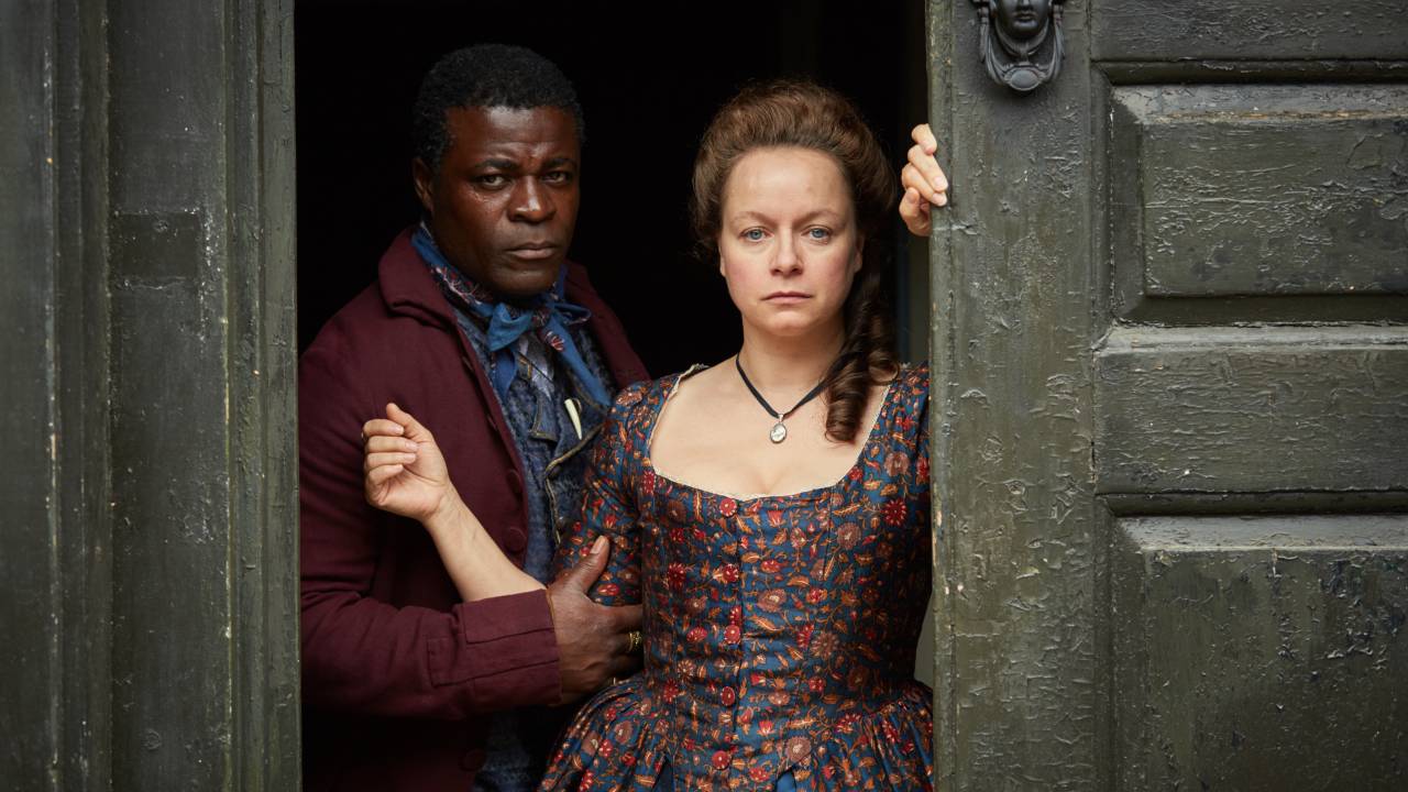 Samantha Morton como Margaret Wells e Dany Sapani como William North na série ‘Harlots’
