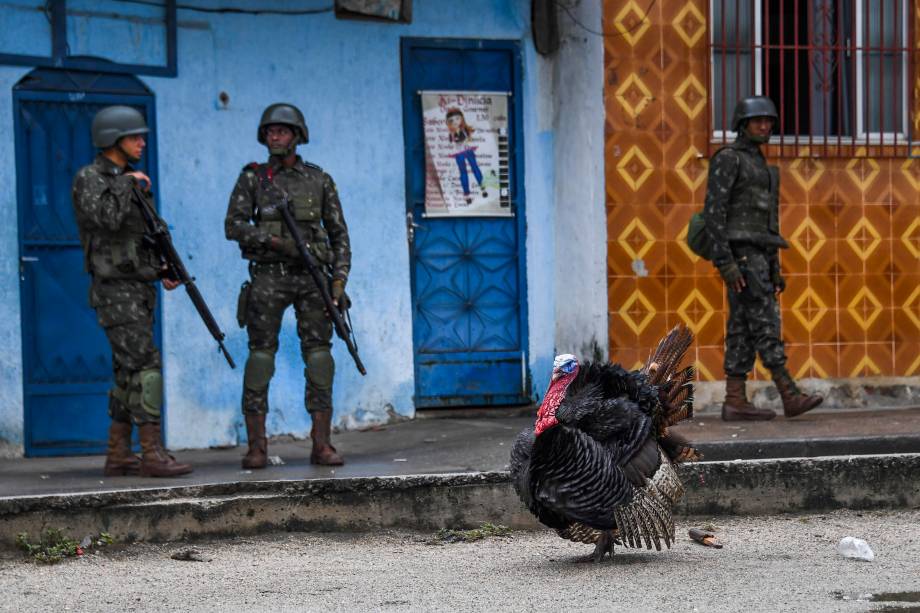 Militares participam de uma operação contra o tráfico de drogas na favela do Jacarezinho no Rio de Janeiro - 21/08/2017