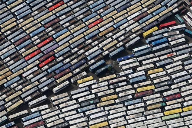 Centenas de ônibus estacionados nos arredores do monte Arafat, local onde Maomé pronunciou seu último sermão, durante as peregrinações do Hajj em Meca, na Arábia Saudita - 31/08/2017 Centenas de ônibus estacionados nos arredores do monte Arafat, local onde Maomé pronunciou seu último sermão, durante as peregrinações do Hajj em Meca, na Arábia Saudita - 31/08/2017