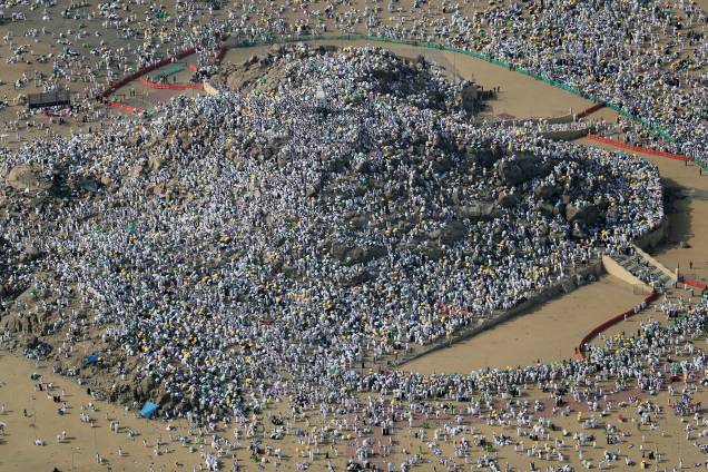 Vista aérea mostra os peregrinos reunidos no monte Arafat, também conhecido monte da Misericórdia, local onde os muçulmanos acreditam que o Profeta Maomé deu seu último sermão há 14 séculos - 31/08/2017 Vista aérea mostra os peregrinos reunidos no monte Arafat, também conhecido monte da Misericórdia, local onde os muçulmanos acreditam que o Profeta Maomé deu seu último sermão há 14 séculos - 31/08/2017