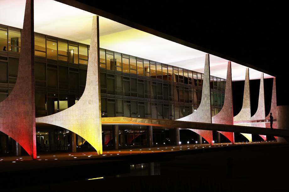 O Palácio do Planalto foi iluminado com cores da bandeira da Espanha em solidariedade às vítimas do atentado em Barcelona - 18/08/2017