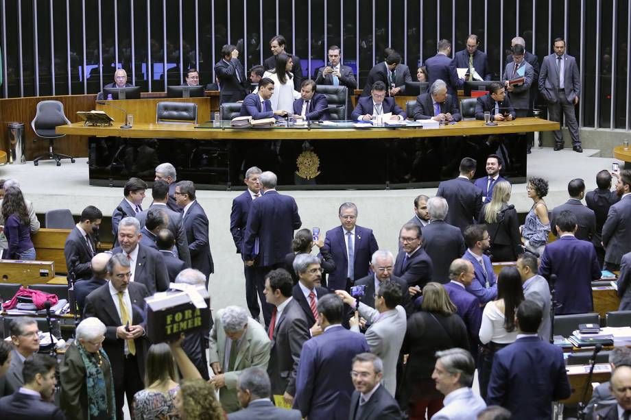 Deputados discutem no plenário da Câmara a denúncia de acusação contra o presidente Michel Temer - 02/08/2017