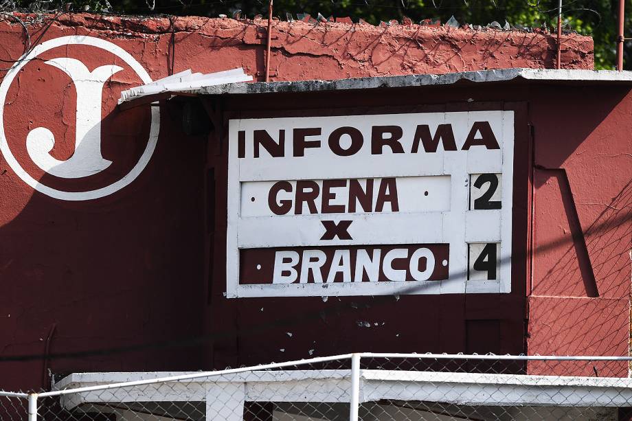 O placar manual da Rua Javari, um símbolo de resistência ao futebol moderno