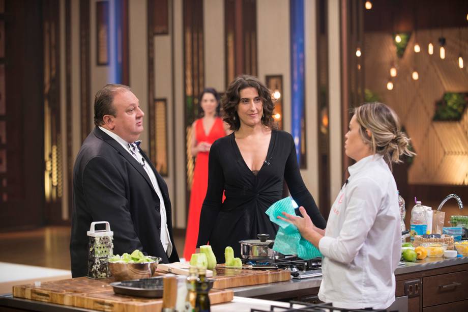 Jacquin e Paola conversa com Deborah durante a final do MasterChef