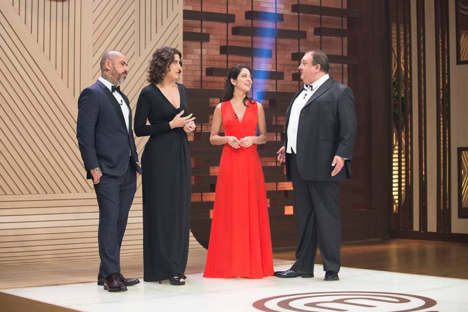 Ana Paula Padrão conversa com os chefs durante a final do MasterChef