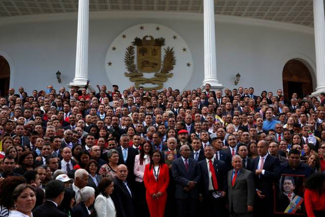 Membros da Assembleia Nacional Constituinte posam para foto em frente ao Palácio Legislativo Federal em Caracas - 04/08/2017 Membros da Assembleia Nacional Constituinte posam para foto em frente ao Palácio Legislativo Federal em Caracas - 04/08/2017