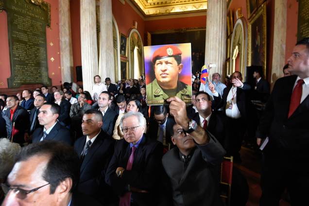Homem segura uma foto do ex-presidente venezuelano Hugo Chávez durante a instalação da Assembleia Constituinte em Caracas - 04/08/2017 Homem segura uma foto do ex-presidente venezuelano Hugo Chávez durante a instalação da Assembleia Constituinte em Caracas - 04/08/2017