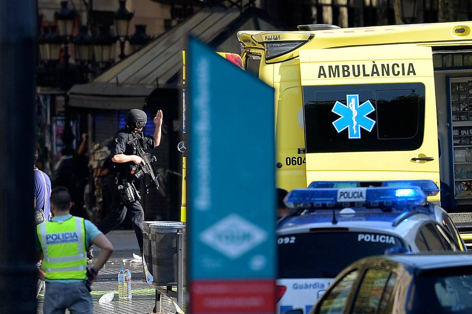 Van atropela pedestres e deixa feridos em ponto turístico de Barcelona - 17/08/2017