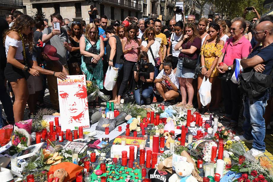 Pessoas levam flores, velas e cartazes para homenagear as vitimas do atropelamento terrorista em La Rambla, Barcelona, na Espanha - 18/08/2017