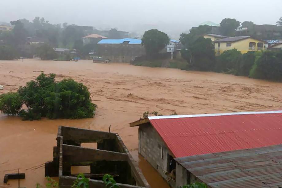 Ruas inundadas em Regent, nos arredores de Freetown capital de Serra Leoa. As inundações e deslizamentos de terra já deixaram centenas de mortos - 14/08/2017