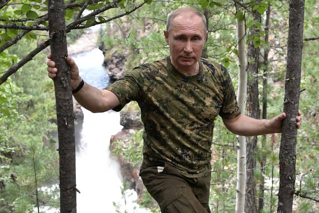 O presidente russo, Vladimir Putin, posa para foto com uniforme camuflado durante viagem de férias na República de Tyva O presidente russo, Vladimir Putin, posa para foto com uniforme camuflado durante viagem de férias na República de Tyva