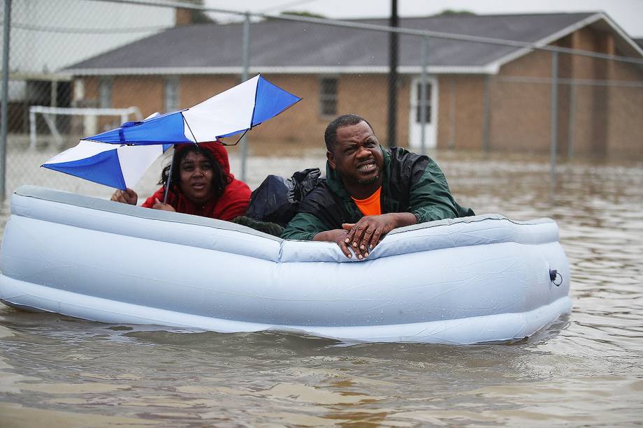 Moradores  deixam suas casas em decorrências das inundações provocadas pela passagem do furacão Harvey em Houston, no estado americano do Texas - 28/08/2017