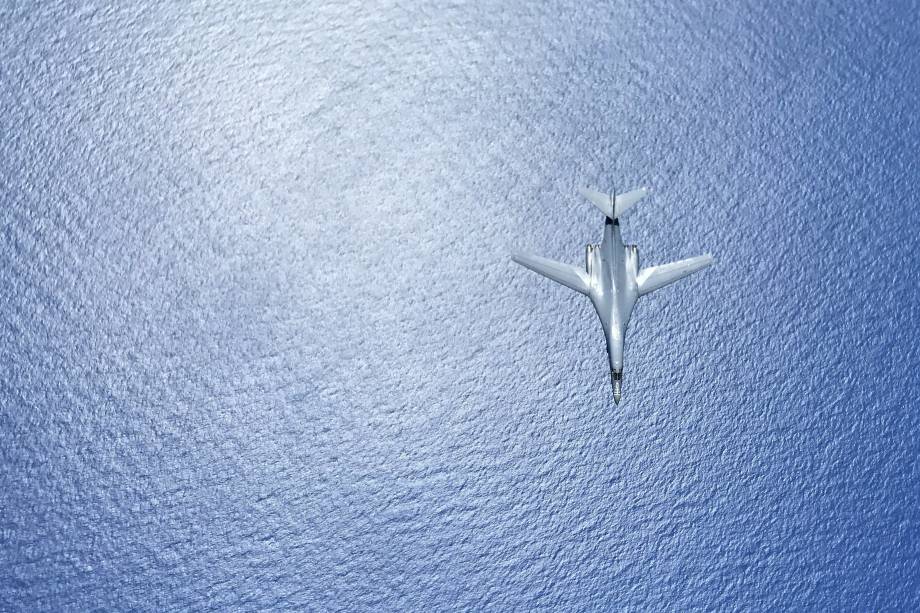 O bombardeiro americano Rockwell B-1 Lancer durante uma missão militar, na Ilha de Guam