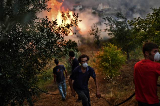 A volta das altas temperaturas e o tempo extremamente seco em Portugal provocam um incêndio florestal em Abrantes, onde moradores da Vila Pucarica trabalham para apagar A volta das altas temperaturas e o tempo extremamente seco em Portugal provocam um incêndio florestal em Abrantes, onde moradores da Vila Pucarica trabalham para apagar