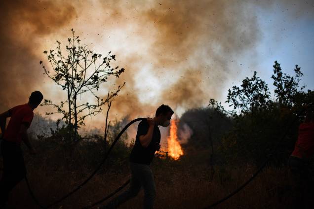 Moradores da vila de Pucarica tentam conter o incêndio que se espalha pela floresta, na cidade de Abrantes, em Portugal Moradores da vila de Pucarica tentam conter o incêndio que se espalha pela floresta, na cidade de Abrantes, em Portugal