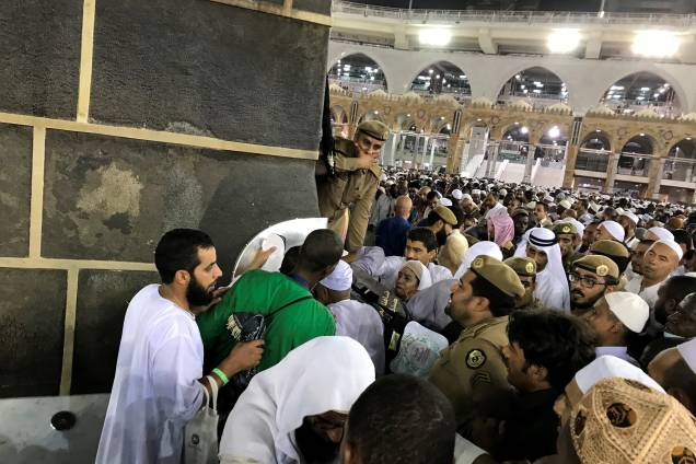 Muçulmanos tocam a Kaaba na Grande Mesquita antes da peregrinação anual do Hajj em Meca, na Arábia Saudita - 26/08/2017 Muçulmanos tocam a Kaaba na Grande Mesquita antes da peregrinação anual do Hajj em Meca, na Arábia Saudita - 26/08/2017