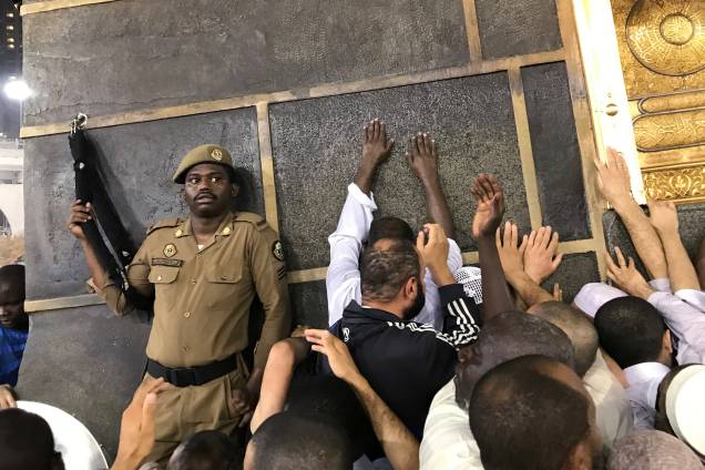 Muçulmanos tocam a Kaaba na Grande Mesquita antes da peregrinação anual do Hajj em Meca, na Arábia Saudita - 26/08/2017 Muçulmanos tocam a Kaaba na Grande Mesquita antes da peregrinação anual do Hajj em Meca, na Arábia Saudita - 26/08/2017