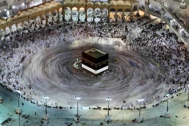 Peregrinos muçulmanos andam ao redor da Kaaba, o santuário mais sagrado do Islã, na Grande Mesquita da santa cidade de Meca, na Arábia Saudita - 27/08/2017 Peregrinos muçulmanos andam ao redor da Kaaba, o santuário mais sagrado do Islã, na Grande Mesquita da santa cidade de Meca, na Arábia Saudita - 27/08/2017