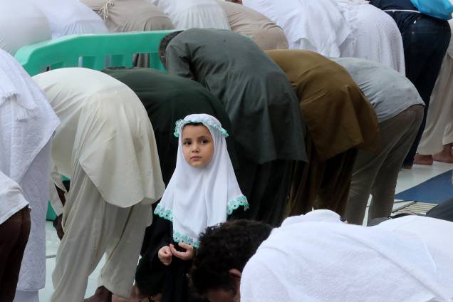 Criança observa a oração dos peregrinos muçulmanos na Grande Mesquita na cidade saudita de Meca, na véspera do início da peregrinação anual do Hajj - 29/08/2017 Criança observa a oração dos peregrinos muçulmanos na Grande Mesquita na cidade saudita de Meca, na véspera do início da peregrinação anual do Hajj - 29/08/2017