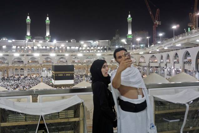 Peregrinos tiram uma selfie na Grande Mesquita na cidade saudita de Meca, na véspera do início da peregrinação muçulmana anual do Hajj - 30/08/2017 Peregrinos tiram uma selfie na Grande Mesquita na cidade saudita de Meca, na véspera do início da peregrinação muçulmana anual do Hajj - 30/08/2017