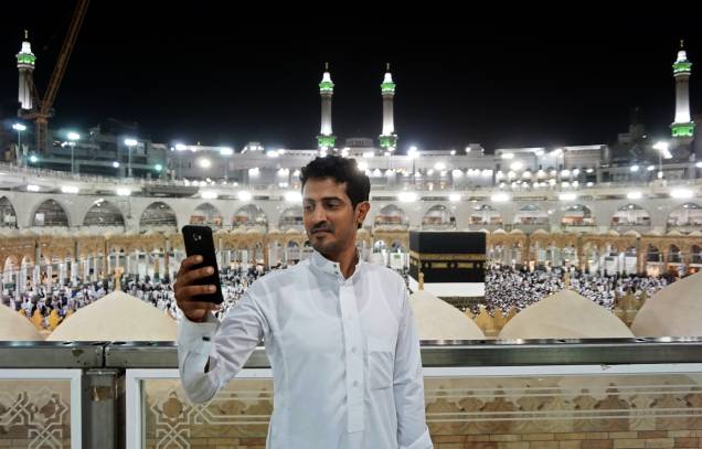Peregrino tira uma selfie na Grande Mesquita na cidade saudita de Meca, na véspera do início da peregrinação muçulmana anual do Hajj - 30/08/2017 Peregrino tira uma selfie na Grande Mesquita na cidade saudita de Meca, na véspera do início da peregrinação muçulmana anual do Hajj - 30/08/2017