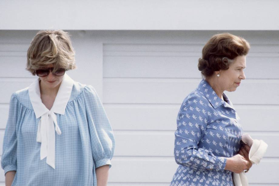 Princesa Diana com a rainha Elizabeth II durante uma partida de polo em Windsor em 1982