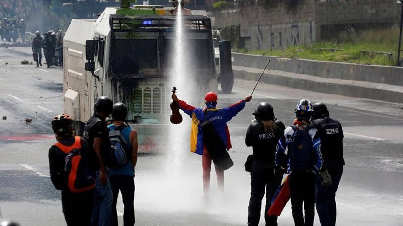 Violinista venezuelano Wuilly Arteaga durante protesto contra o governo do presidente Nicolás Maduro, em Caracas - 24/05/2017