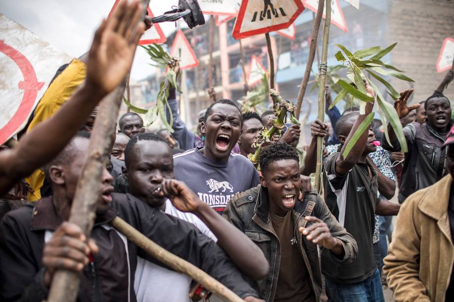 Apoiadores do candidato à presidência da oposição Raila Odinga, tomam as ruas em protesto após a afirmação feita por ele de que haveria tido uma enorme fraude no resultado das eleições no Quênia