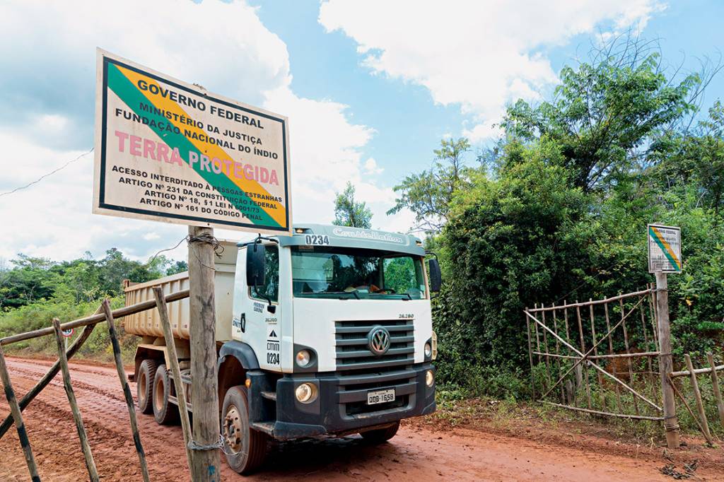 Caminhão em estrada que corta reserva ambiental