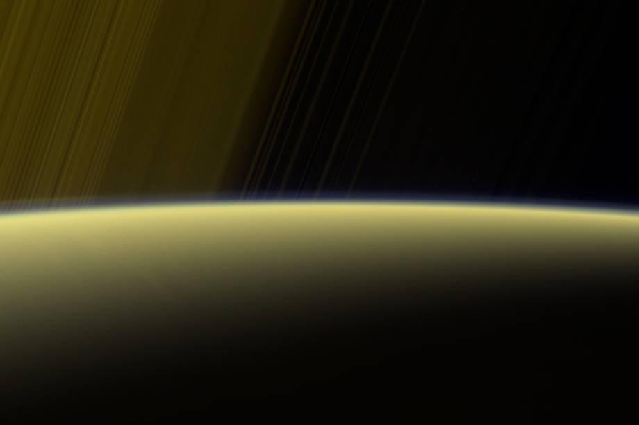 Esta imagem foi capturada durante um dos mergulhos de Cassini pelos anéis de Saturno. Ela mostra o horizonte iluminado do planeta gasoso, evidenciando a névoa que, assim como em Titã, também está presente em sua atmosfera.