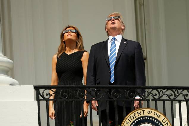 Donald Trump e Melania Trump observam eclipse solar total do balcão da Casa Branca em Washington, Estados Unidos - 21/08/2017 Donald Trump e Melania Trump observam eclipse solar total do balcão da Casa Branca em Washington, Estados Unidos - 21/08/2017