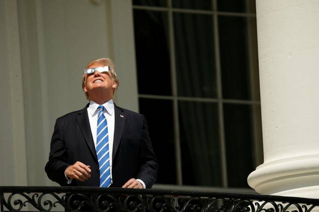Donald Trump observa eclipse solar total do balcão da Casa Branca em Washington, Estados Unidos - 21/08/2017 Donald Trump observa eclipse solar total do balcão da Casa Branca em Washington, Estados Unidos - 21/08/2017